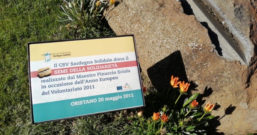 Una targa per la scultura di Pinuccio Sciola in piazza Eleonora