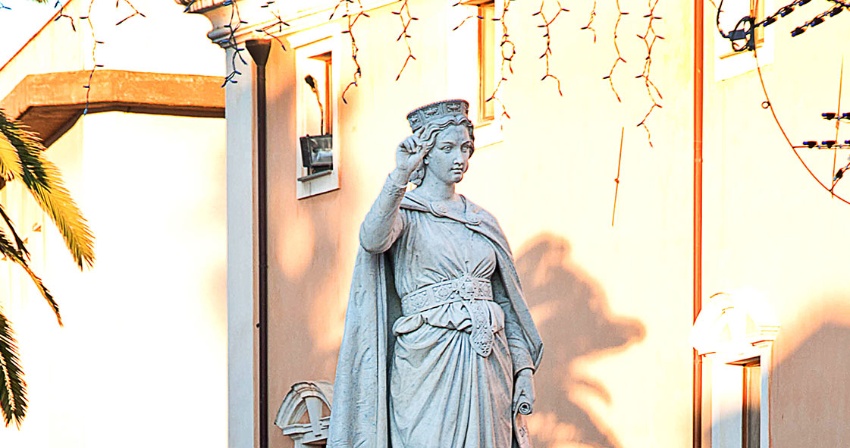 Piazza Eleonora e statua di Eleonora d'Arborea