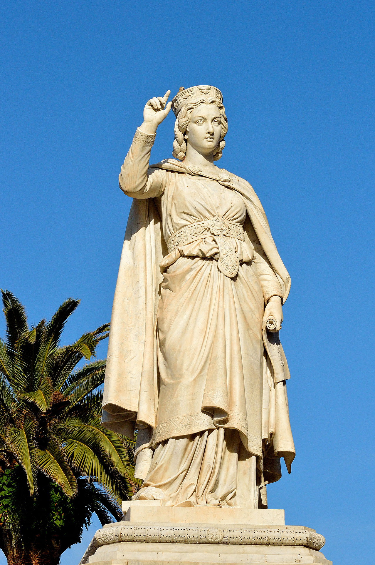 Piazza Eleonora e statua di Eleonora