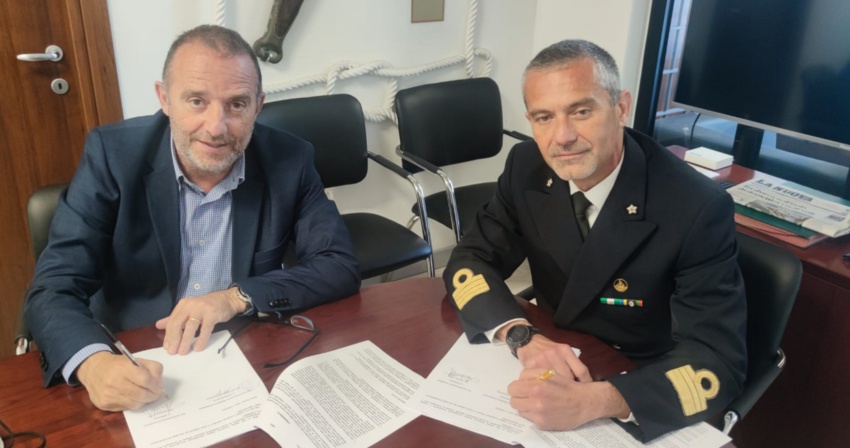 Il Sindaco Lutzu e il Comandante della Capitaneria di Porto Gragnani firmano il verbale