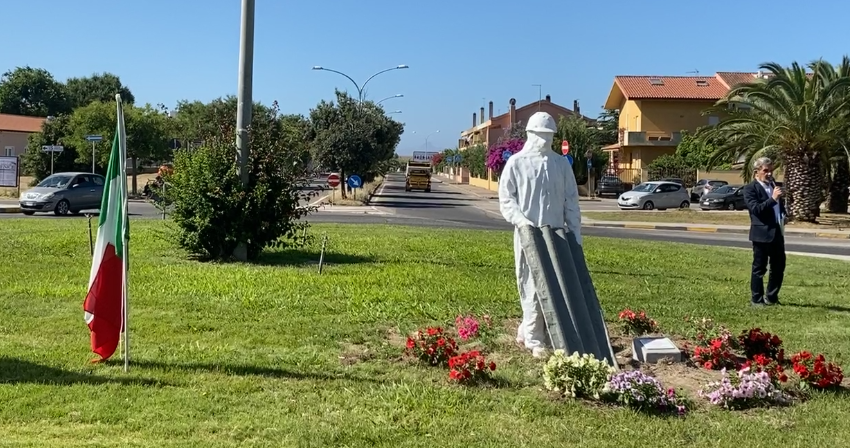 Una statua in ricordo delle vittime dell’amianto nella rotonda di Via Petri