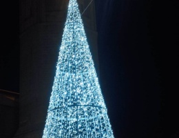 Natale - Oristano si anima con luminarie, mercatino, alberi illuminati a led e un grande Babbo Natale
