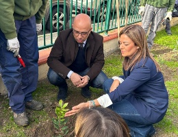 il sindaco sanna e l'assessore zedda aiutano i bambini a mettere a dimora le piante