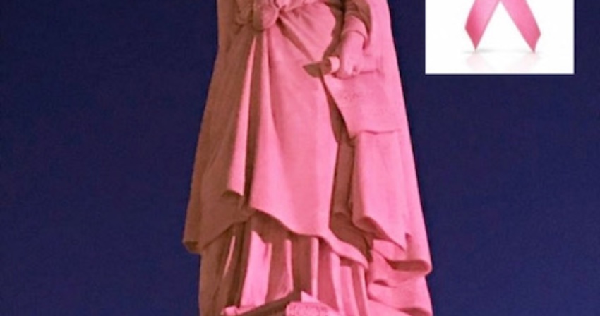 La statua di Eleonora illuminata di rosa per tutto ottobre