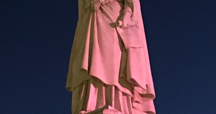La statua di Eleonora d'Arborea si illumina di rosa per tutto il mese di ottobre