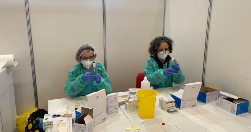 preparazione vaccini all'hub di oristano