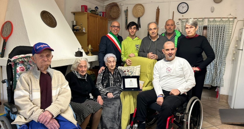 La centenaria Marietta Gori con i parenti più stretti e il Sindaco Sanna