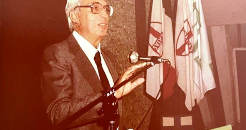 Una vecchia immagine di Mario Puddu durante un'iniziativa politica