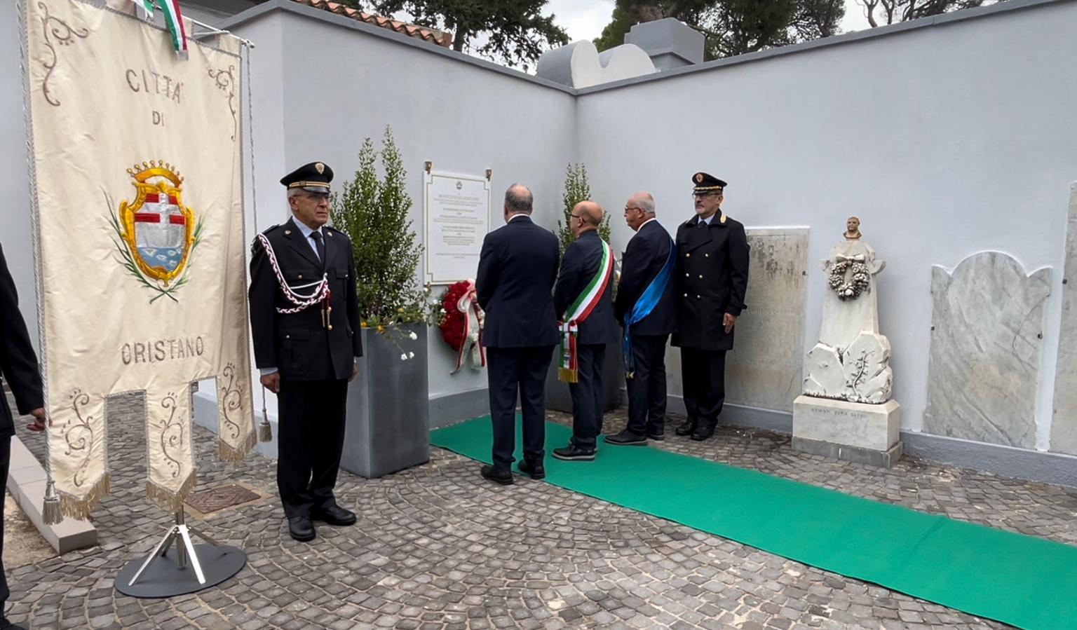 Il sindaco Sanna, l'amministratore della Provincia Torrente e il Prefetto Angieri alla cerimonia del 2 novembre